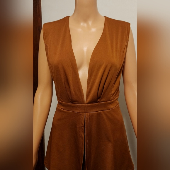 Lyaner split top romper. Small. Key hole back button closure. Neutral. Short V - Picture 2 of 16